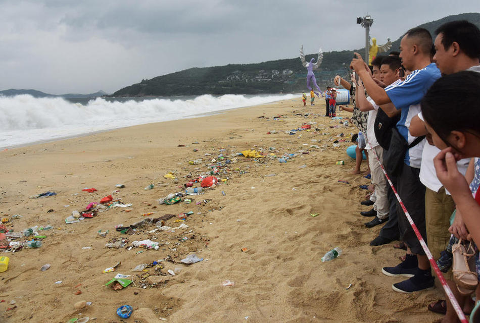 深圳海岸现垃圾带 万人垃圾旁淡定看海自拍