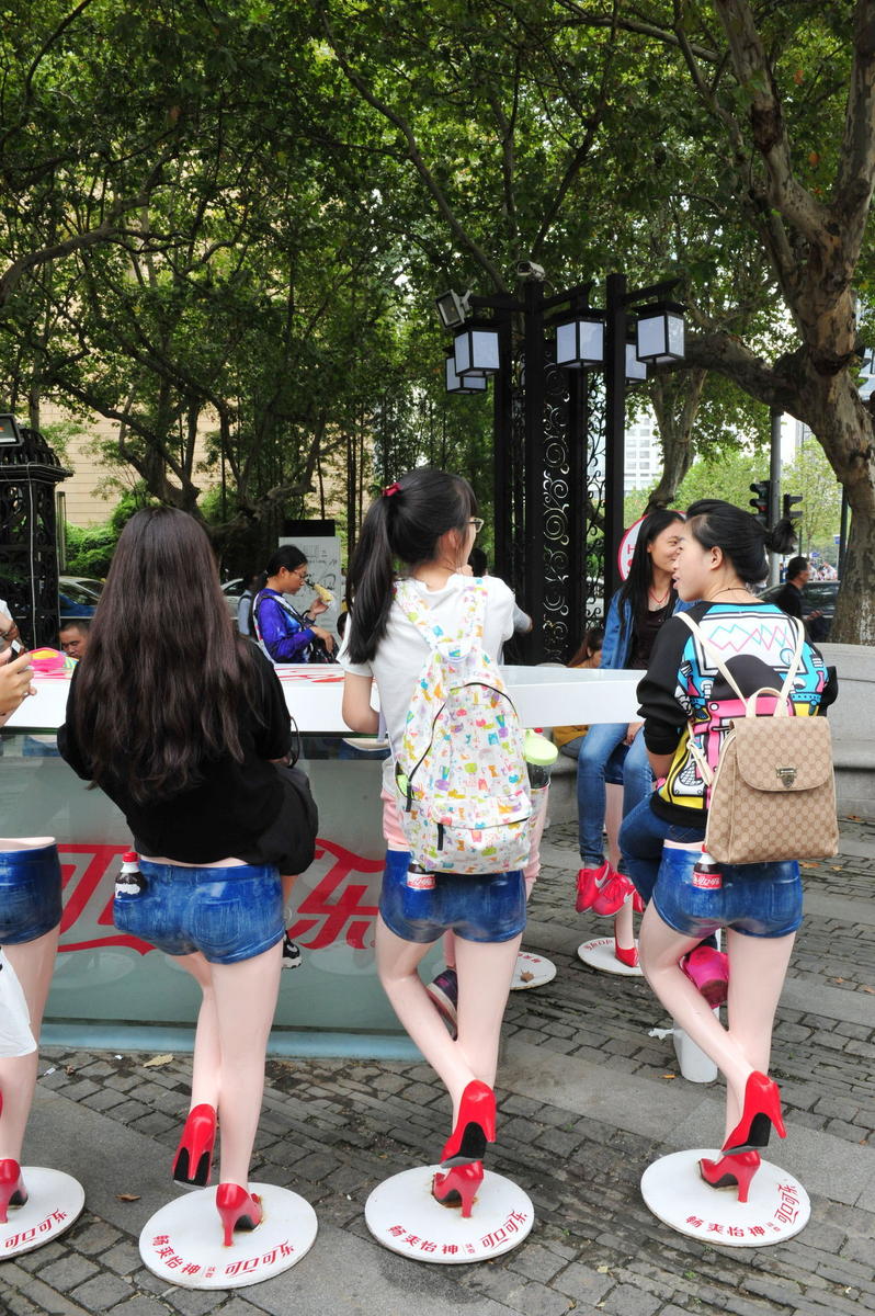 南京性感长腿肥臀坐凳受游客青睐